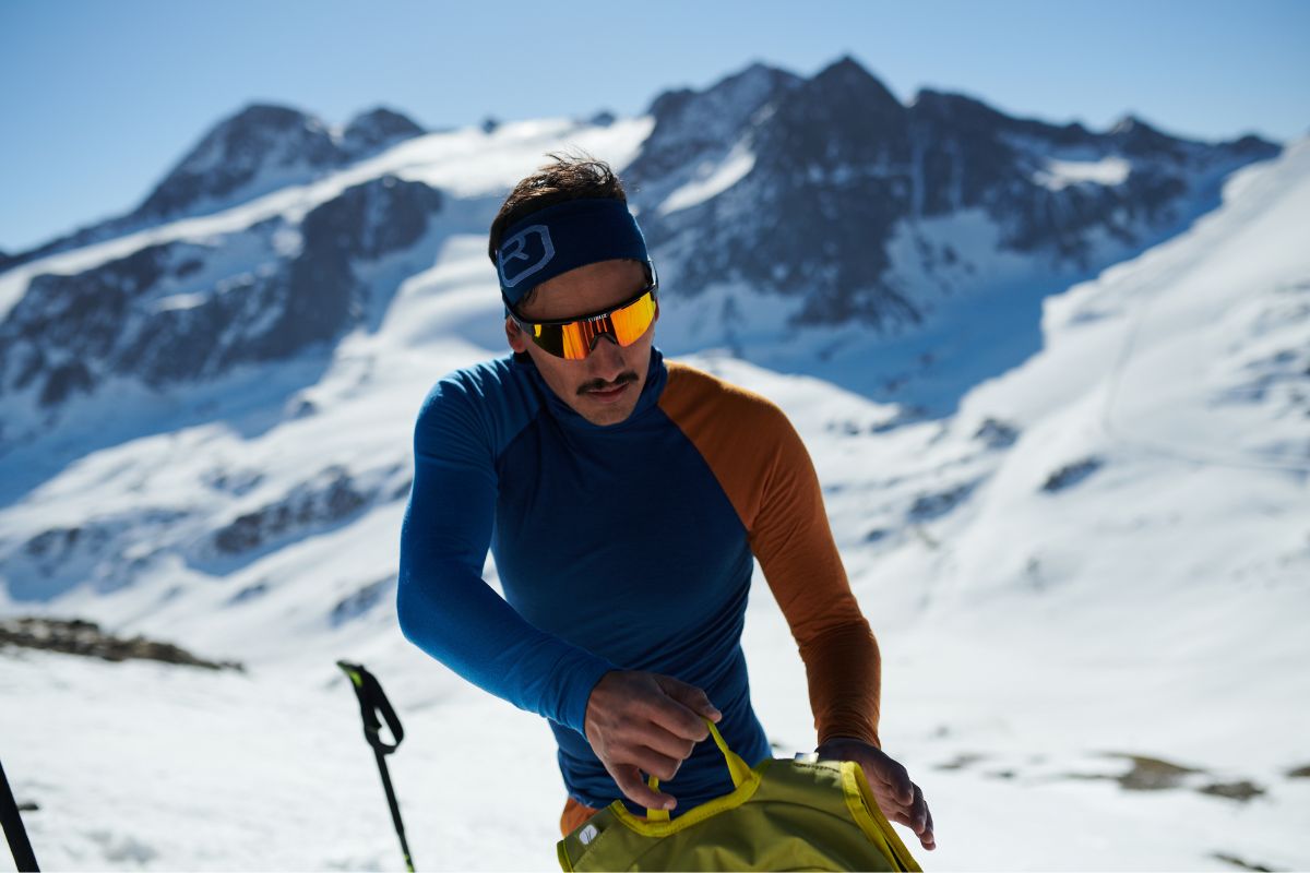 Mann mit Baselayer Zwiebellook