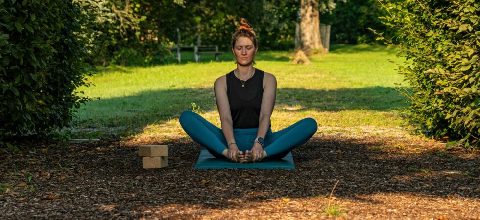 Frau bei Yoga fürs Skitourengehen in Schmetterling-Haltung