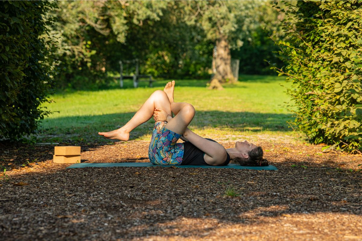 Frau macht Liegende Figur 4 bei Yoga für Skitourengeher:innen