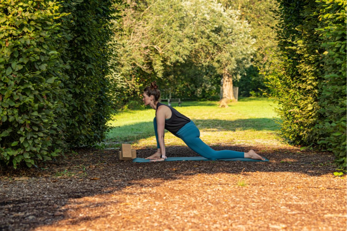 Frau macht Lizard-Haltung bei Yoga fürs Skitourengehen