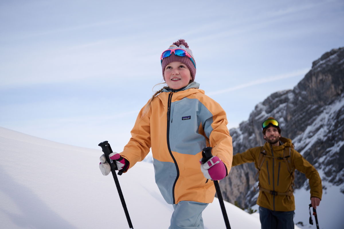 Kind und Mann auf Skitour.