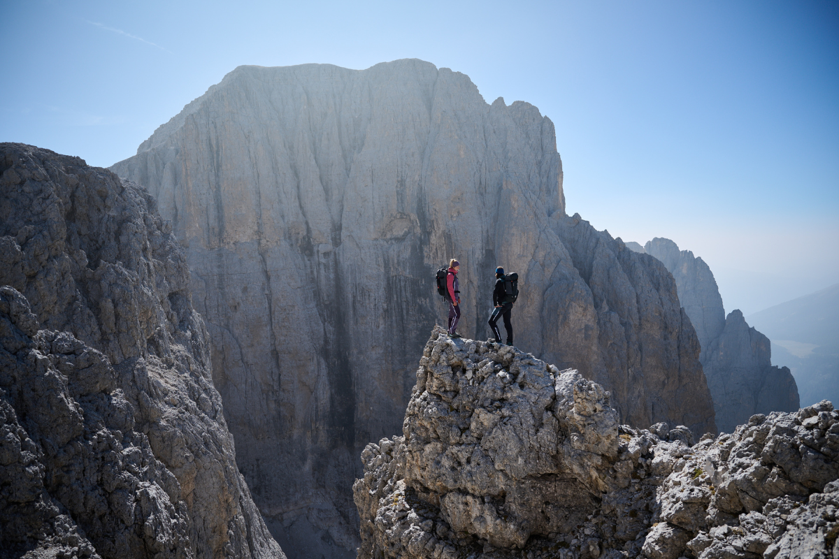 Zwei Wanderer vor Bergkulisse im hochalpinen Gelände