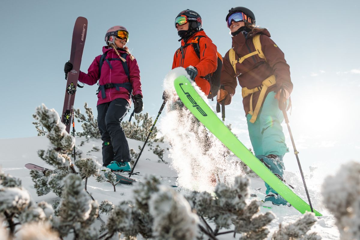 Frauen mit dem Elan Ripstick im Backcountry