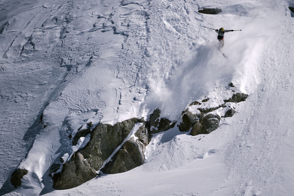 Freerider springt Cliff im Backcountry