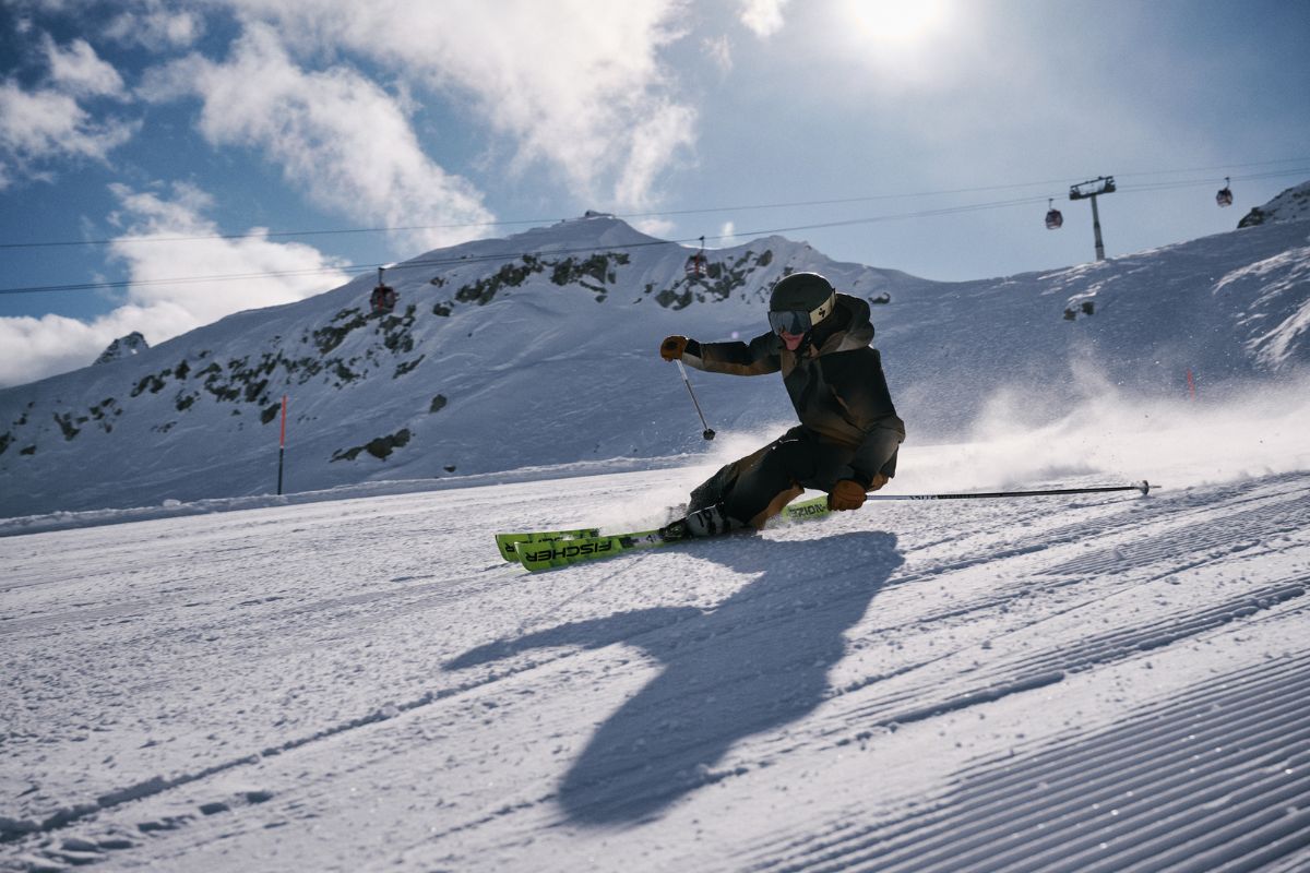 Frau fährt Carvingschwung auf der Piste