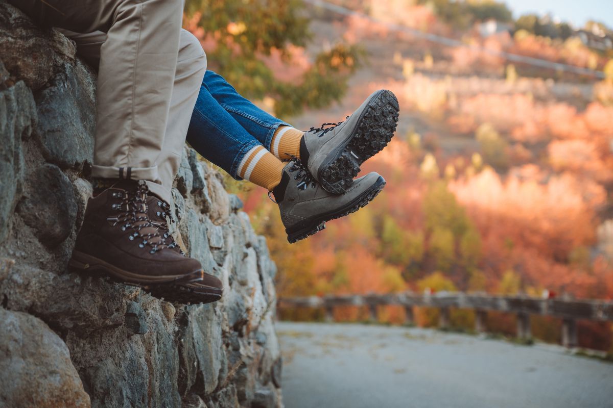 Zwei Personen mit Wanderschuhen von Garmont auf Fels
