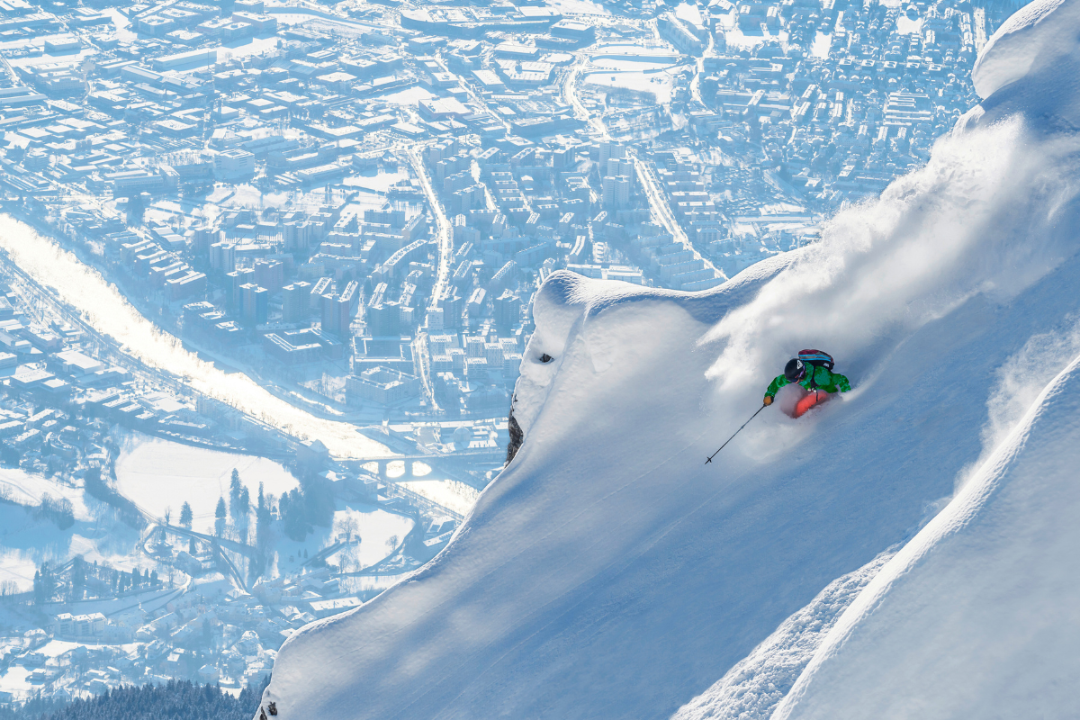 Skifahrer bei Abfahrt von Seegrube mit Blick auf Innsbruck