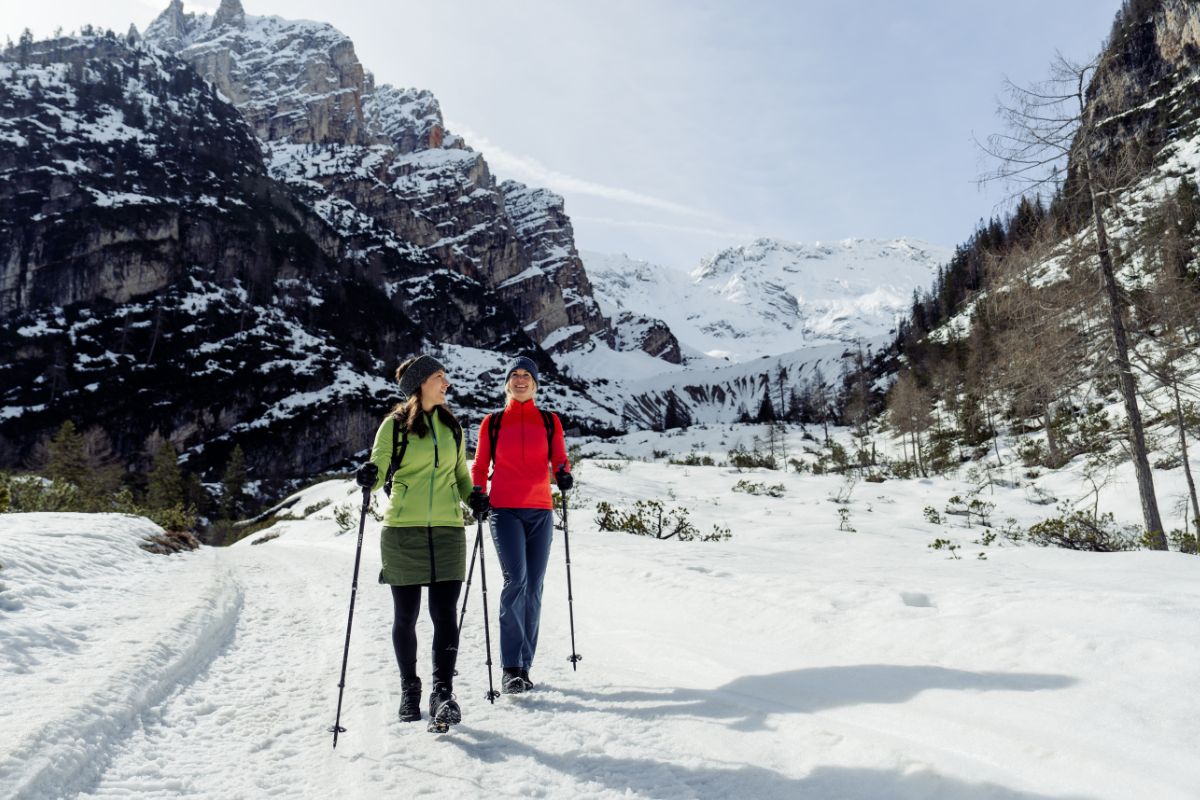 Winterwanderinnen in den Bergen