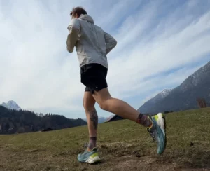 Christian Pacher läuft mit dem Trailrunning Schuh Dynafit Ultra 100 V3 in den Bergen.