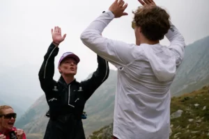 Trailrunner feiern gemeinsam in den Bergen nach einer Etappe.